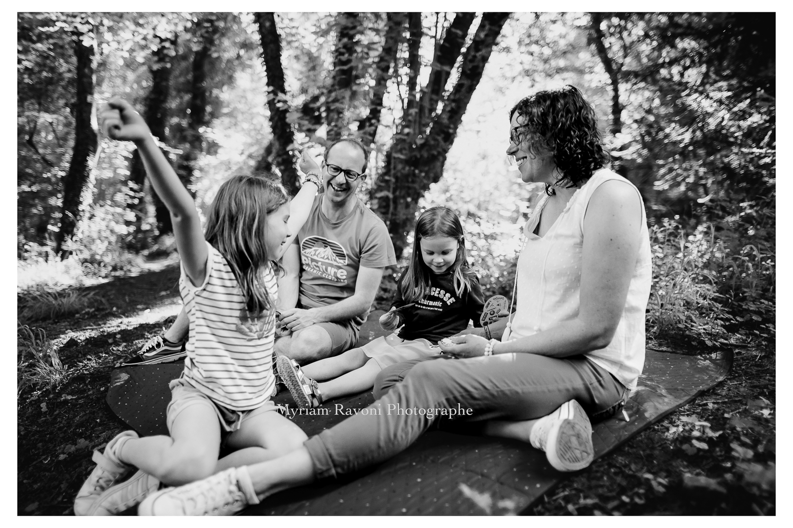 séance photo famille en forêt